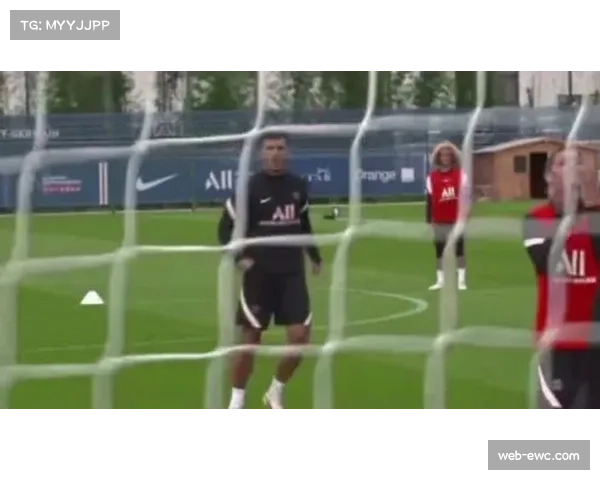 为模拟客场氛围，马赛队在训练中持续播放噪音并安排高节奏对抗练习